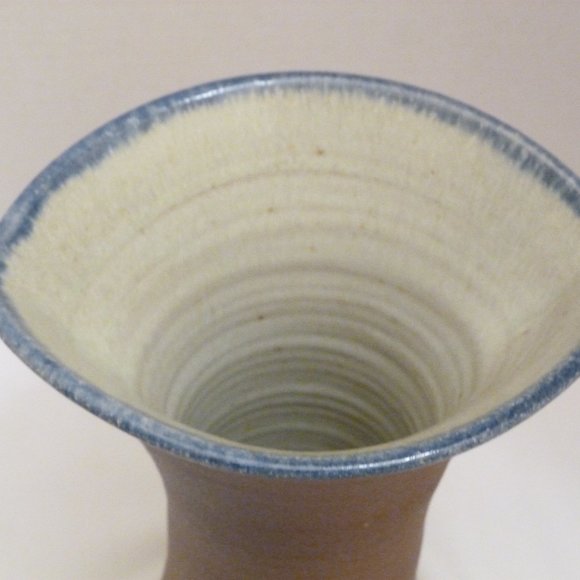 Lovely Unusual 1995 Art Pottery Salt Glazed Fan Shaped 10 Inch Vase - Picture 9 of 9